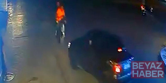 Otomobille çarpışan motosikletteki 2 kişi yaralandı; kaza kamerada