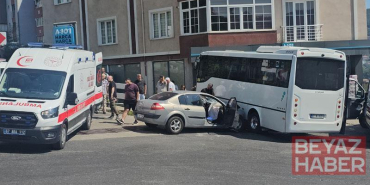 Halk otobüsü ile otomobil çarpıştı: 7 yaralı