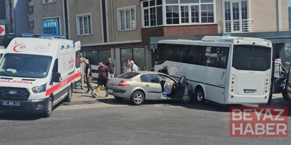 Halk otobüsü ile otomobil çarpıştı: 7 yaralı