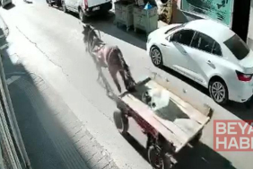 Sürücüsüz at arabası, otomobile çarptı; o anlar kamerada