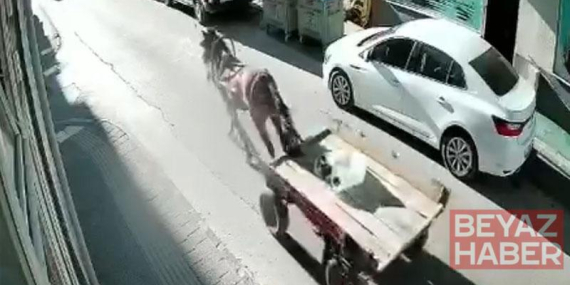 Sürücüsüz at arabası, otomobile çarptı; o anlar kamerada