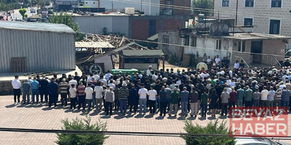 Denizde ölü bulunan 3 kardeş toprağa verildi