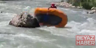 Rafting yarışında botları alabora olan sporcular zor anlar yaşadı