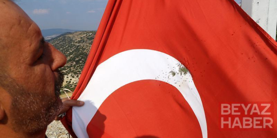 Türk bayrağına tüfekle zarar verildi