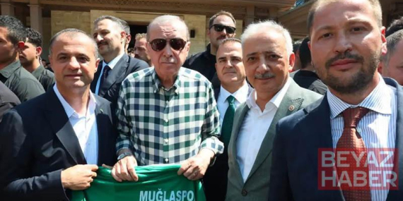 Cumhurbaşkanı Erdoğan’a 48 numaralı Muğlaspor forması takdim edildi