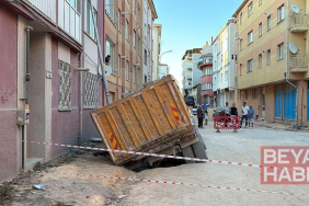 Hafriyat kamyonu, çöken yoldaki çukura düştü