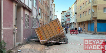 Hafriyat kamyonu, çöken yoldaki çukura düştü