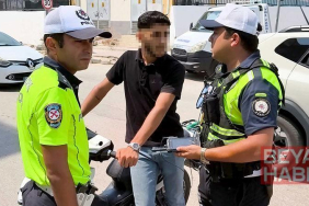 Ehliyetsiz sürücü, motosikletini araçların arasına park edip uygulamadan kaçmak isterken yakalandı