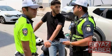Ehliyetsiz sürücü, motosikletini araçların arasına park edip uygulamadan kaçmak isterken yakalandı