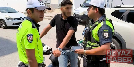 Ehliyetsiz sürücü, motosikletini araçların arasına park edip uygulamadan kaçmak isterken yakalandı