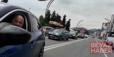 Otomobilden inen 2 kişinin tartıştıkları bisikletliyi darbettiği anlar kamerada
