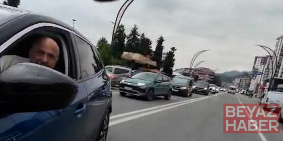 Otomobilden inen 2 kişinin tartıştıkları bisikletliyi darbettiği anlar kamerada