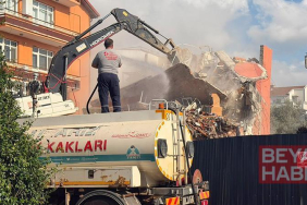 Bitişiğindeki temel kazısı sırasında yan yatmaya başlayan binanın yıkımı yapıldı