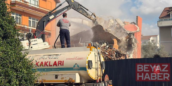 Bitişiğindeki temel kazısı sırasında yan yatmaya başlayan binanın yıkımı yapıldı