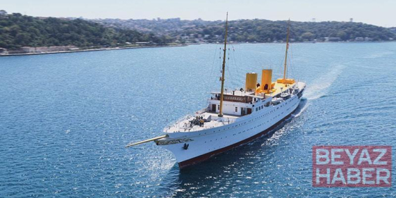 TCG Savarona gemisi İstanbul Boğazı