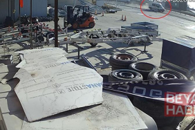 Minibüsün çarptığı motosikletteki 2 kişi yaralandı; kaza kamerada
