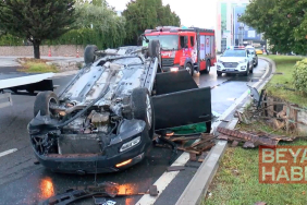 Ataşehir’de otomobil kaldırıma çarpıp takla attı: 2 yaralı