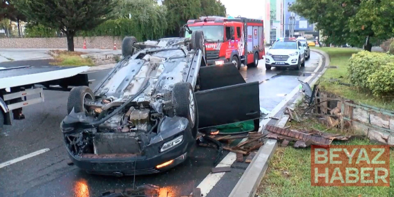 Ataşehir’de otomobil kaldırıma çarpıp takla attı: 2 yaralı