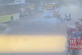 Kağıthane’de motosikletin park halindeki otomobile çarparak takla attığı kaza kamerada