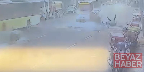 Kağıthane’de motosikletin park halindeki otomobile çarparak takla attığı kaza kamerada