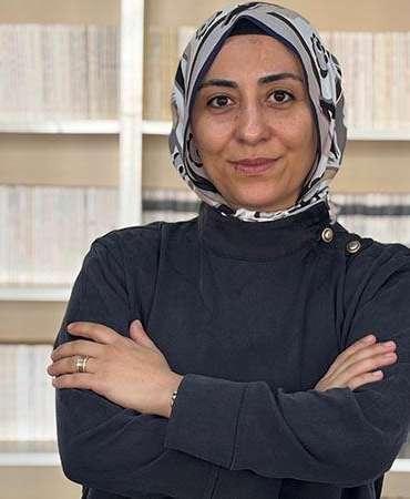 Gülfidan öğretmen, okuluna 5 bin 500 kitaplık modern kütüphane kazandırdı