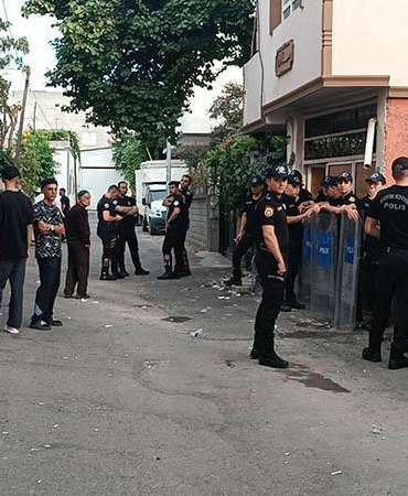 Annesini öldürüp çöp konteynerine attı, emniyete gidip teslim oldu