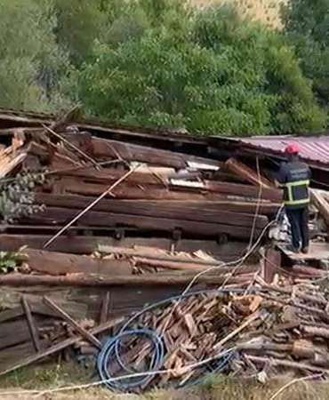Tadilat yapılan 2 katlı köy evi çöktü; 5 yaralı