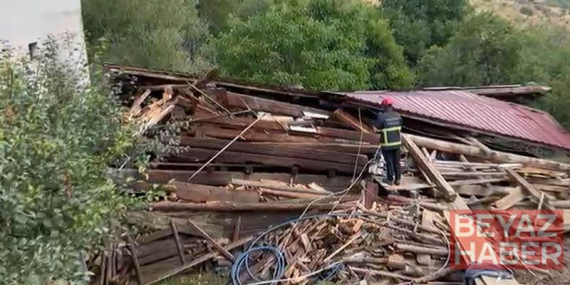 Tadilat yapılan 2 katlı köy evi çöktü; 5 yaralı