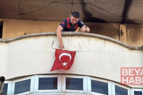 Apartmanın çatısındaki yangında 2 çocuk dumandan etkilendi