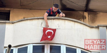 Apartmanın çatısındaki yangında 2 çocuk dumandan etkilendi