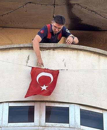 Apartmanın çatısındaki yangında 2 çocuk dumandan etkilendi