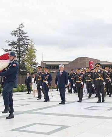 Bakan Güler, Devlet Büyükleri Anıt Mezarlığı’nı ziyaret etti