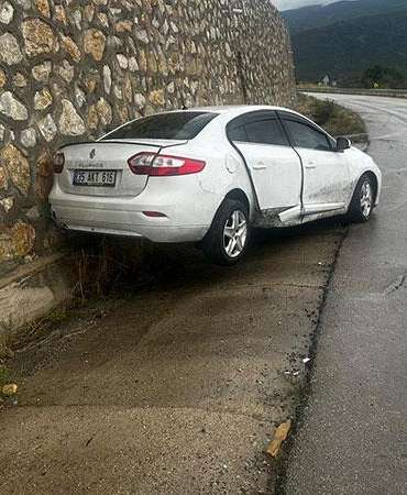 Amasya’da otomobil istinat duvarına çarptı; 6 yaralı