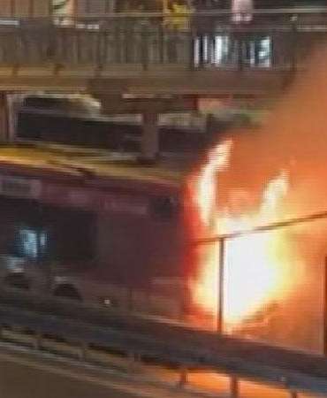 Kağıthane’de seyir halindeki metrobüs alev alev yandı