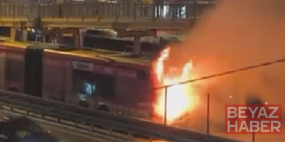 Kağıthane’de seyir halindeki metrobüs alev alev yandı