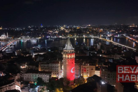 Zafer Bayramı kutlamaları kapsamında Galata Kulesi’ne Türk bayrağı yansıtıldı
