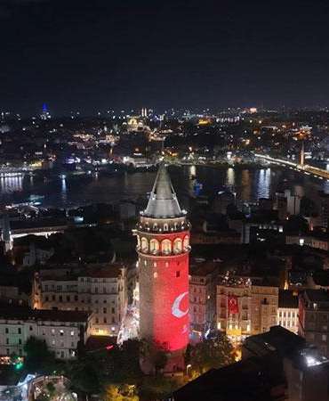 Zafer Bayramı kutlamaları kapsamında Galata Kulesi’ne Türk bayrağı yansıtıldı