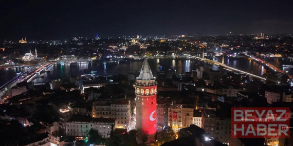 Zafer Bayramı kutlamaları kapsamında Galata Kulesi’ne Türk bayrağı yansıtıldı