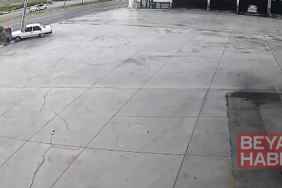 Aday sürücü otomobiliyle aydınlatma direğine çarptı; o anlar kamerada