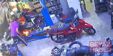 Tamir sırasında alev alan motosikletteki yangını üfleyerek söndürdü; o anlar kamerada