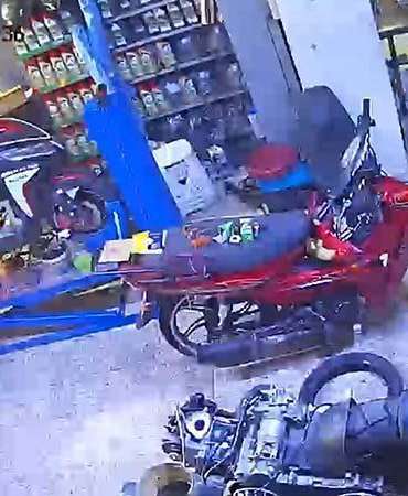 Tamir sırasında alev alan motosikletteki yangını üfleyerek söndürdü; o anlar kamerada