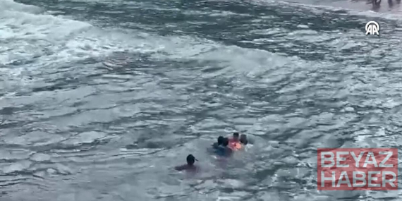 Yasağa rağmen denize giren baba ve oğulları son anda kurtarıldı