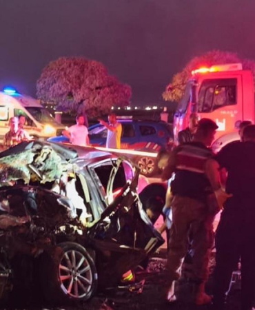 Hafriyat kamyonuna çarpan otomobil hurdaya döndü