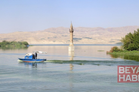 Karakaya Baraj Gölü'nde su altında kalan "yalnız minare" dronla görüntülendi