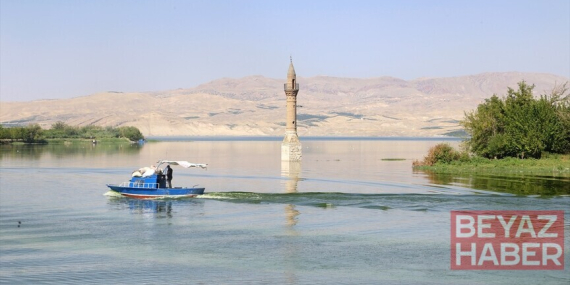 Karakaya Baraj Gölü'nde su altında kalan "yalnız minare" dronla görüntülendi