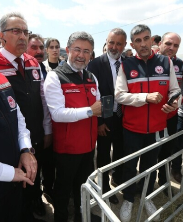 Bakan Yumaklı, Kars'ta başlayan Güvenli Elektronik Küpe İzleme Sistemi'ni tanıttı
