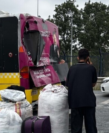 Başakşehir'de İETT otobüsü ve yolcu otobüsünün karıştığı kazada 4 kişi yaralandı