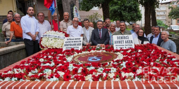 Trabzonspor'un ilk stadyumuna ismi verilen Hüseyin Avni Aker mezarı başında anıldı