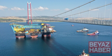 Dev vinç gemisi Çanakkale Boğazı'ndan geçiyor