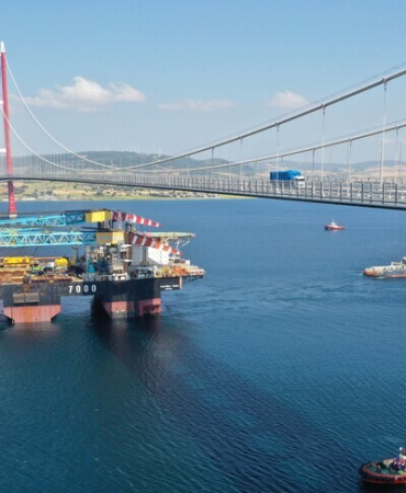 Dev vinç gemisi Çanakkale Boğazı'ndan geçiyor